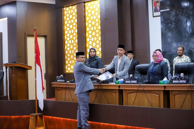 
					Pj Bupati Nagan Raya Hadiri Paripurna Penyampaian Pendapat Banggar dan Fraksi -Fraksi di Gedung DPRK