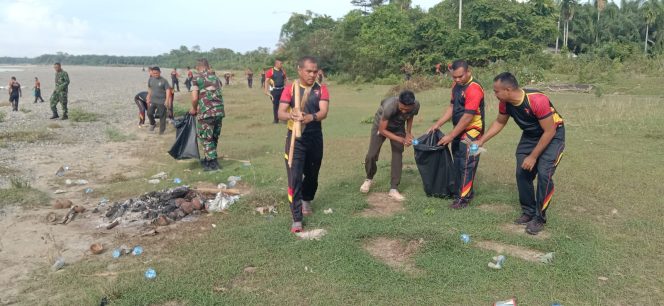 
					Brimob Aceh dan TNI di Nagan Raya Kompak Bersihkan Sungai