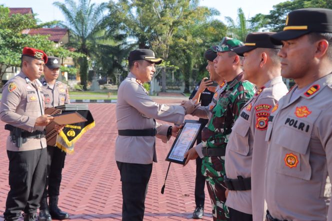 
					Kapolres Nagan Raya Berikan Penghargaan kepada Personel Polres Nagan Raya, Brimob, TNI, dan BPBD Kab. Nagan Raya atas Keberhasilan dalam Penanganan Karhutla