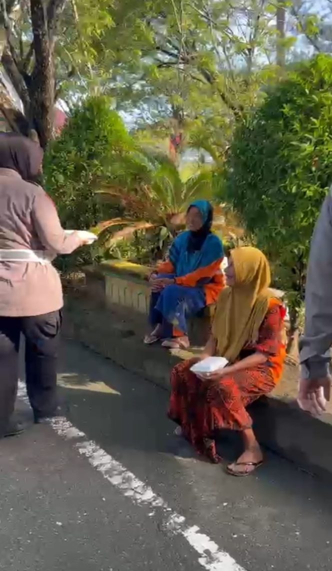 
					Saling Berbagi, Kasat Lantas Polres Nagan Raya Lakukan Jum’at Berkah