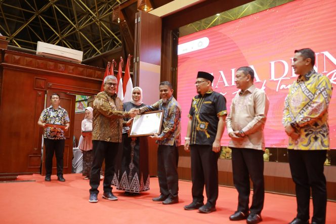 
					Pj Bupati Nagan Raya dan Kaban Bappeda Terima Penghargaan dari Gubernur Aceh 