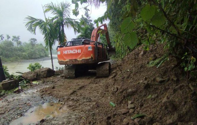 
					Respon Cepat Tangani Longsor di Jambak -Sikundo, PUPR Aceh Barat Turunkan Alat Berat
