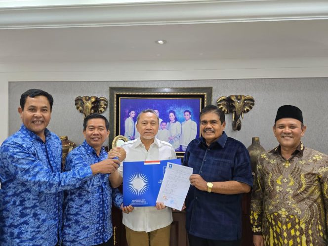 
					Salman-Yusran Terima SK Partai PAN dari Ketum Zulhas