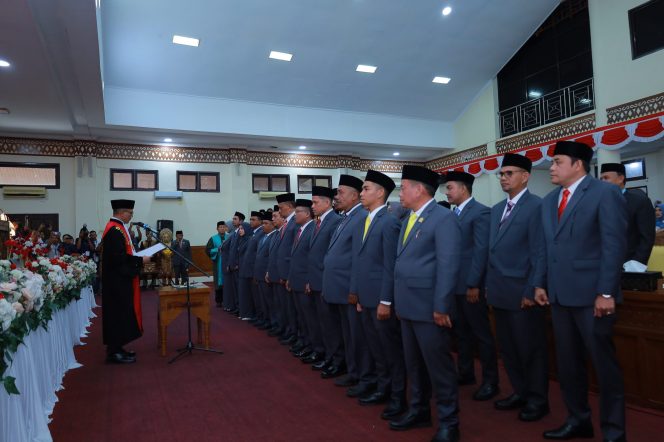 
					Sah, 25 Anggota DPRK Aceh Barat Periode 2024-2029 Resmi Dilantik
