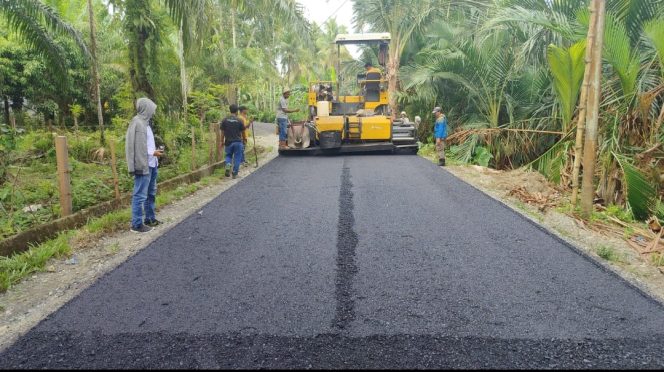 
					PUPR lakukan Pengaspalan Jalan di Desa Cot Amun-Rangkileh, Kecamatan Samatiga, Kabupaten Aceh Barat Rabu (11/9/2024) foto/Dok /PUPR 