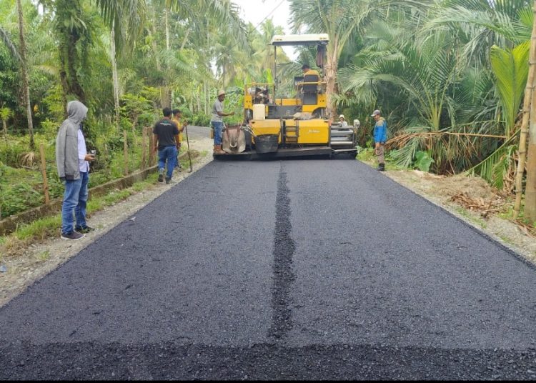 PUPR lakukan Pengaspalan Jalan di Desa Cot Amun-Rangkileh, Kecamatan Samatiga, Kabupaten Aceh Barat Rabu (11/9/2024) foto/Dok /PUPR