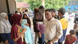 Ketua Tim Pansus DPRA melihat hasil ronsen paparan debu batubara bersama Masyarakat Desa Peunaga Cut Ujong, Kecamatan Mereubo Kabupaten Aceh Barat, Senin (16/9/2024) foto/dani