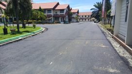 PUPR Aceh Barat Lakukan Penyelesaian Pengaspalan Perkarangan kantor Setdakab Jumat (27/9/2024) foto/dani