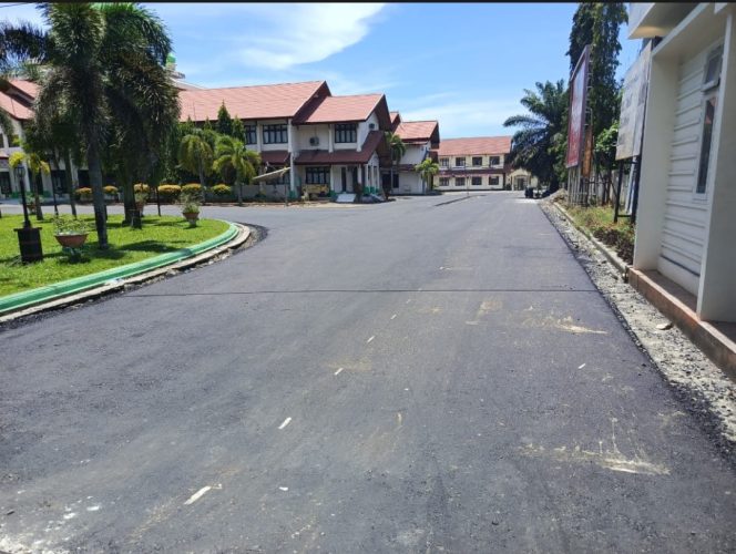 
					PUPR Aceh Barat Lakukan Penyelesaian Pengaspalan Perkarangan kantor Setdakab Jumat (27/9/2024) foto/dani