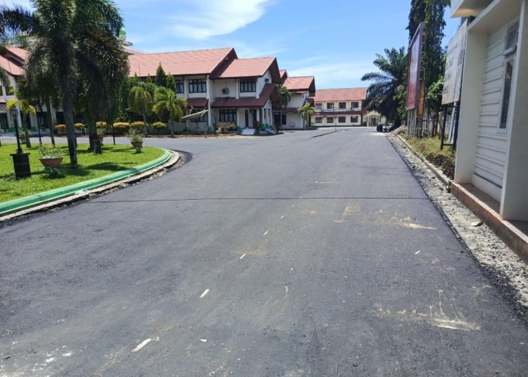 PUPR Aceh Barat Lakukan Penyelesaian Pengaspalan Perkarangan kantor Setdakab Jumat (27/9/2024) foto/dani