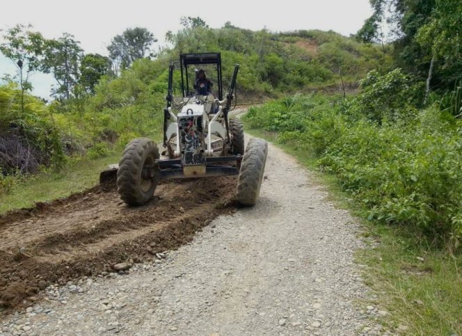 
					PUPR lakukan peningkatan jalan di Blang Mee-Seuradeuk, Kecamatan Woyla Timur, Kabupaten Aceh Barat Senin (9/9/2024) foto/dok PUPR