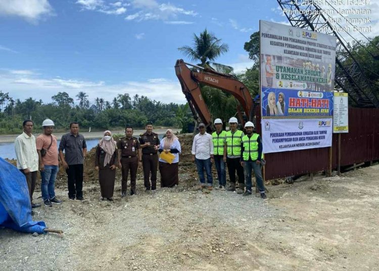 Tim Pendamping Kejari Aceh Barat Tinjau pembangunan jembatan Alue Tampak, Kecamatan Kaway XVI, Kabupaten Aceh Barat Kamis (12/9/2024) foto/Dok /PUPR
