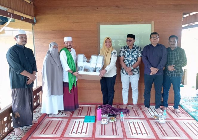 
					Pj Bupati Fitriany Serahkan Bantuan Lampu PJU kepada Dayah dan Pesantren di Nagan Raya