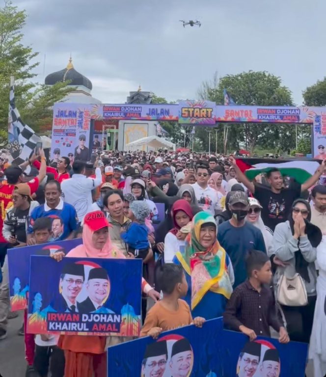 
					Lautan Manusia di Banda Aceh Ikut Jalan Santai Bersama Irwan Djohan-Khairul Amal