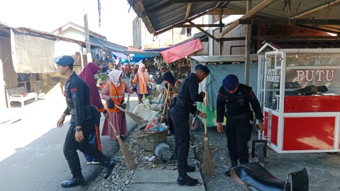 
					Tingkatkan Sinergitas, Brimob dan TNI Gelar Bhakti Sosial