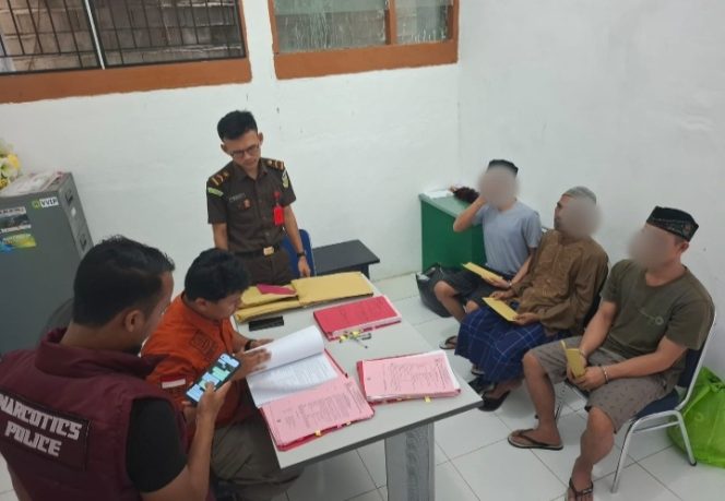 
					Penyidik Satres Narkoba Polres Aceh Selatan Serahkan Tersangka dan Barang Bukti ke JPU Kejaksaan Kabupaten Setempat