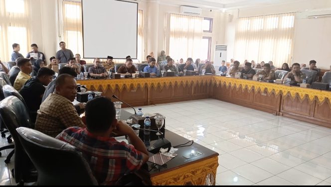 
					Mediasi Masyarakat Peunaga Cut Ujong, Kecamatan Mereubo Kabupaten Aceh Barat bersama PT MiFa Bersaudara di Ruang Rapat DPRK setempat, Selasa (1/10/2024) foto/dani