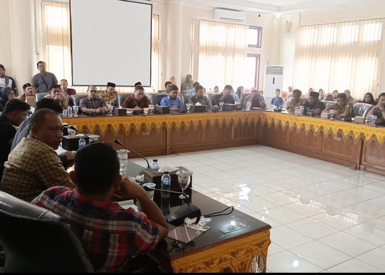 Mediasi Masyarakat Peunaga Cut Ujong, Kecamatan Mereubo Kabupaten Aceh Barat bersama PT MiFa Bersaudara di Ruang Rapat DPRK setempat, Selasa (1/10/2024) foto/dani