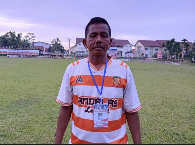 
					Ketua panitia Piala Tarsa, Ilyas (Togam)