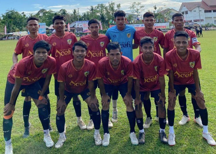 Tim Samuray FC foto bersama di lapangan Andalas, Desa Lapang Kecamatan Johan Pahlawan, Kabupaten Aceh Barat Minggu (27/10/2024) foto/dok/panitia