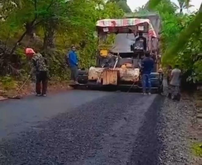
					Pengaspalan jalan Pulo Tengeuh- Jambak Sikundo, Kecamatan Panteu Cereumen, Aceh Barat Kamis (3/10/2024) foto/dok PUPR 