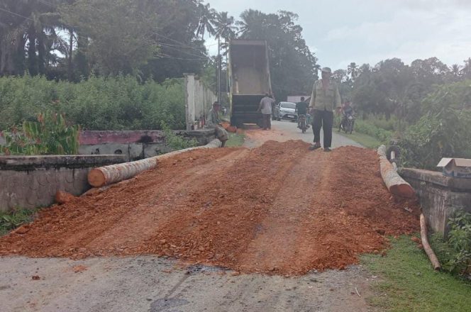 
					PUPR Aceh Barat Lakukan penimbunan jembatan penghubung Desa Pinem-cot Lampise, Kecamatan Samatiga, Aceh Barat Sabtu (5/10/2024) foto/ dok PUPR