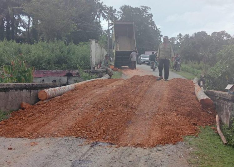PUPR Aceh Barat Lakukan penimbunan jembatan penghubung Desa Pinem-cot Lampise, Kecamatan Samatiga, Aceh Barat Sabtu (5/10/2024) foto/ dok PUPR