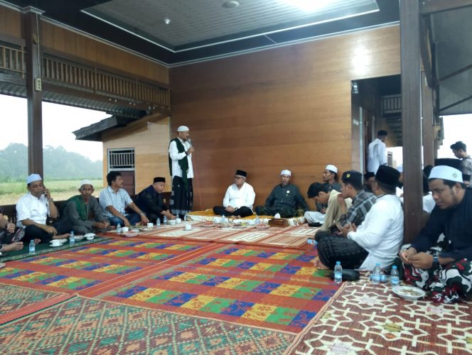 
					Bustami Hamzah Saweu Dayah Nagan Raya, Puluhan Ulama Deklarasi Dukungan 