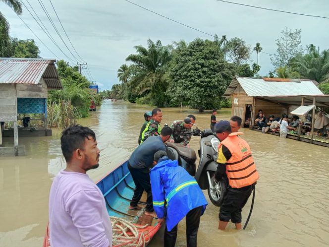 
					Banjir Melanda, Brimob Polda Aceh Bantu Warga Tripa Makmur