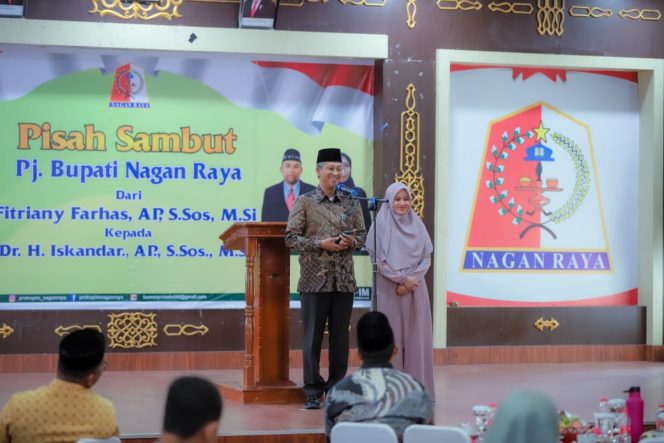 
					Tiba di Nagan Raya Iskandar Ikuti Prosesi Pisah Sambut dengan Fitriany Farhas
