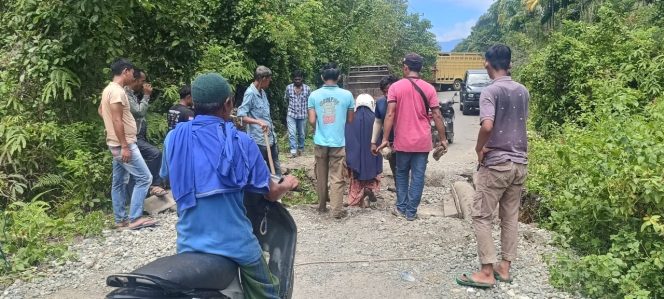 
					Lintasan Keude Seumot-Bumi Sari Sedang Diperbaiki, Kendaraan Menuju Aceh Tengah Sempat Ikut Antrian