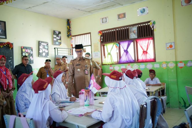 
					Kunjungi SDN Ujong Fatihah, Pj Bupati Iskandar Berikan Motivasi kepada Siswa dan Guru