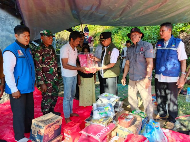 
					Pj Bupati Iskandar Kunjungi Warga Korban Kebakaran di Tadu Raya dan Serahkan Bantuan
