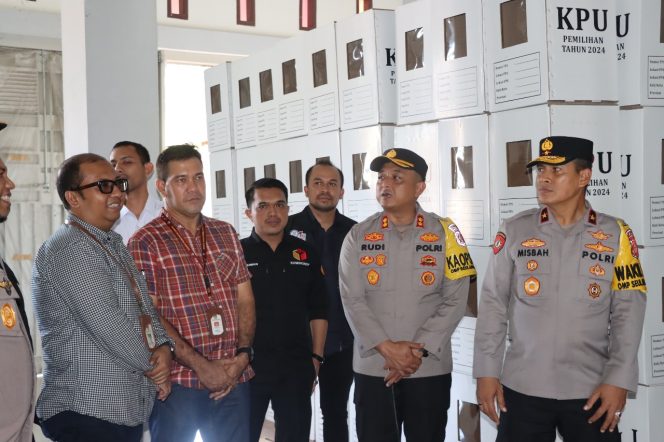 
					Wakapolda Aceh Berserta PJU  Patroli Pilkada Serentak Di Nagan Raya