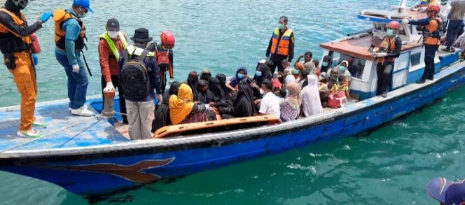 
					Hari ini, Setelah 6 Hari Terombang – Ambing di Perairan Labuhanhaji Imigran Rohingya di Evakuasi ke Daratan