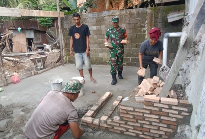 
					Inplementasi Pembinaan Teritoral Kemanunggalan TNI dan Rakyat, Babinsa Koramil 04/Sawang Bantu Warga Desa Binaan