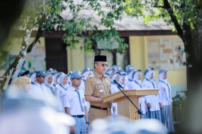 
					Pj Bupati Iskandar Bertindak sebagai Pembina Upacara SMAN 1 Seunagan