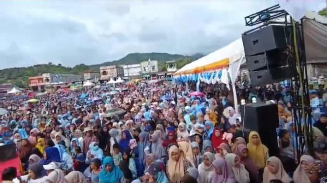 
					Ribuan Masyarakat Berbondong bondong Hadiri Kampanye Akbar Paslon MANIS, Sempat Terjadi Kemacetan Panjang
