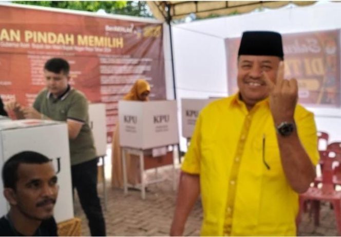 
					TRK Bersama Keluarga Gunakan Hak Pilihnya di TPS 02 Desa Latong 