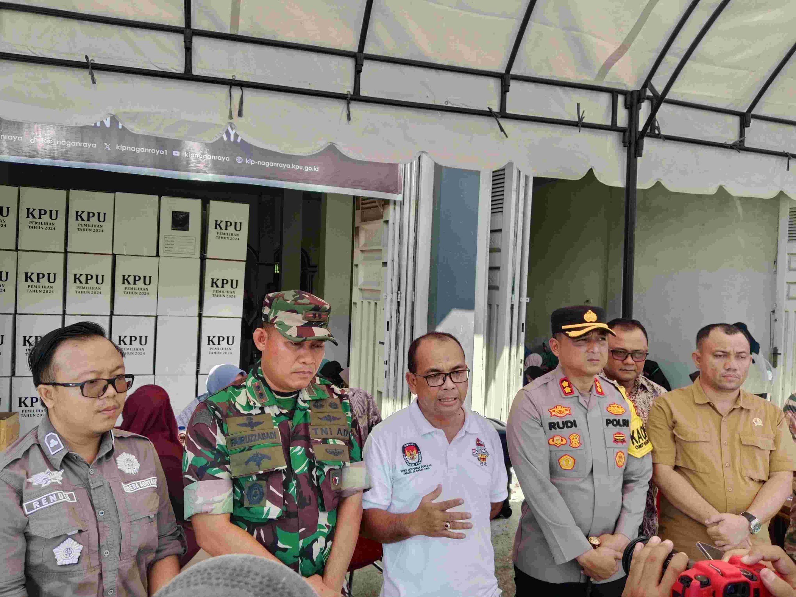 Pantauan langsung oleh Forkopimda Nagan Raya pada pelipatan surat suara. (Sumber:Ikhsan)
