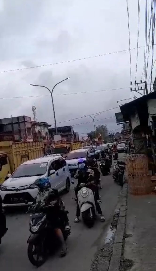 
					Ribuan Pendukung TRK-SAYANG Membludak, Jalan Lintas Ujong Fatihah-Pulo ie Macet