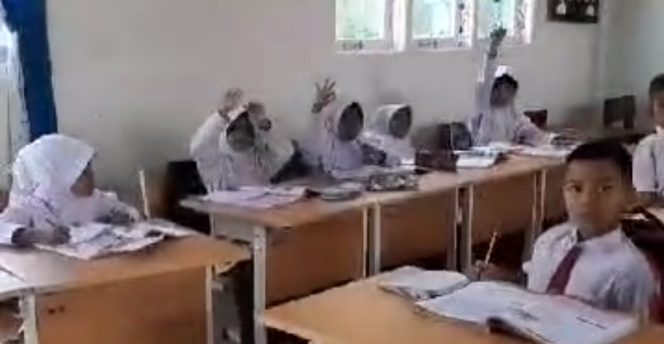 
					Diduga Oknum Guru SD di Abdya Giring Muridnya ke Salah Satu Paslon Bupati