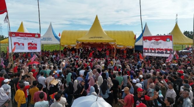 
					Kampanye Akbar Paslon AMAL, Massa Padati Lapangan Blang Keujeren