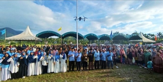
					Pengukuhan dan Konsolidasi Tim Pemenangan Paslon MANIS, Masyarakat Padati Lapangan Sawang