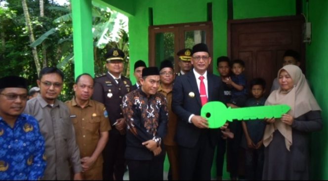 
					Pj Bupati Aceh Selatan Serahkan Kunci Rumah Layak Huni dari Baitul Mal Aceh Selatan di Gampong Panjupian