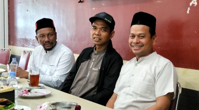 
					Gelar Tabligh Akbar di Aceh, Syech Fadhil Sambut Kedatangan UAS di Kualanamu