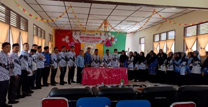 
					Peringati Hari Guru Nasional 2024, Kepsek SMKN Pasie Raja : Guru adalah Pengajar yang Tak Kenal Lelah