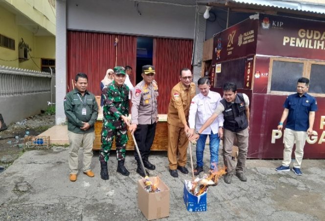 
					Jelang Hari Pemilihan, Forkopimda bersama KIP Aceh Selatan Musnahkan Surat Suara Lebih dan Rusak