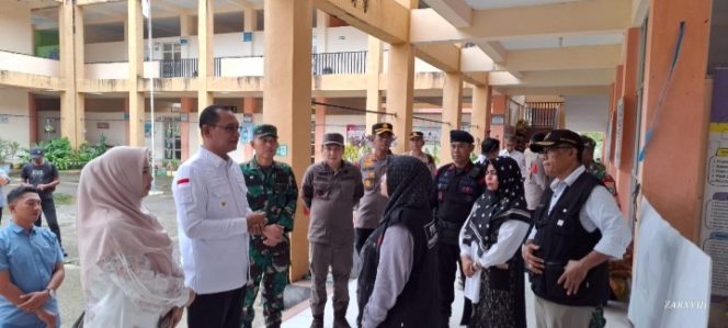 
					Pj Bupati Aceh Selatan Bersama Istri Gunakan Hak Pilih di TPS SDN Unggul Tapaktuan