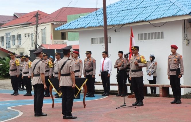 
					Pimpin Upacara Sertijab Kabag Ops, Kapolres Asel : Mutasi di Polri adalah Hal Biasa dalam Penyegaran Organisasi
